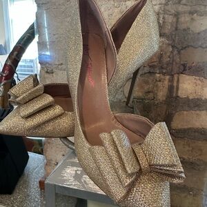 Betsey Johnson D’Orsay glittered BOW Pumps